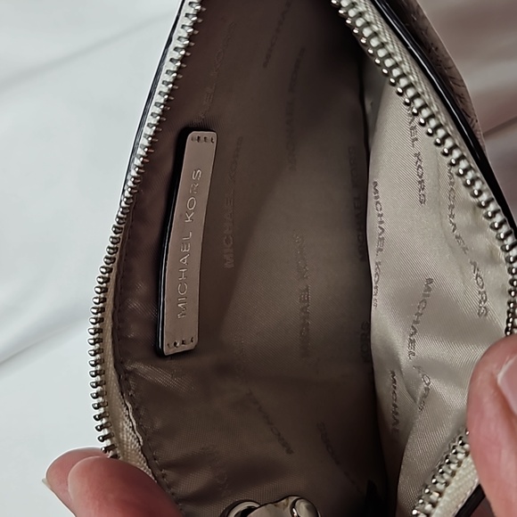 Micheal Kors white&metallic Silver Zippy card case long wallet - Picture 6 of 8